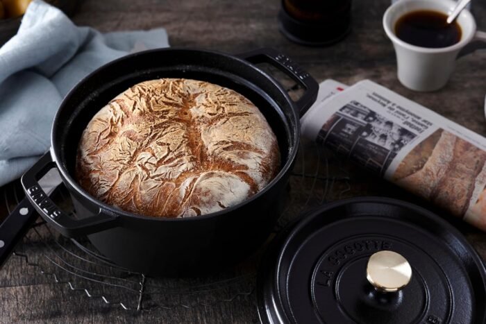 staub 22cm black round casserole image