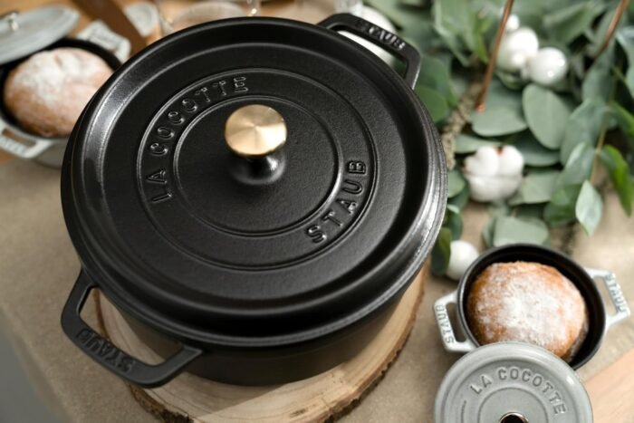 staub 22cm black round casserole image