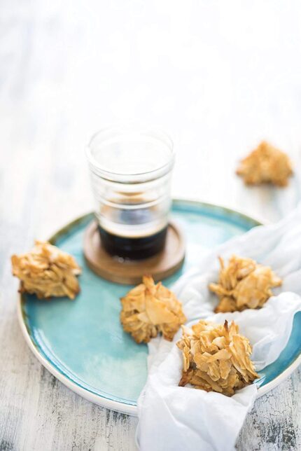 bobs red mill unsweetnened cicinut fkakes image