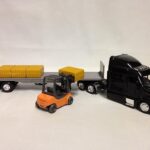 NewRay Peterbilt 387 Flatbed w/Forklift & Hay Bale, Black